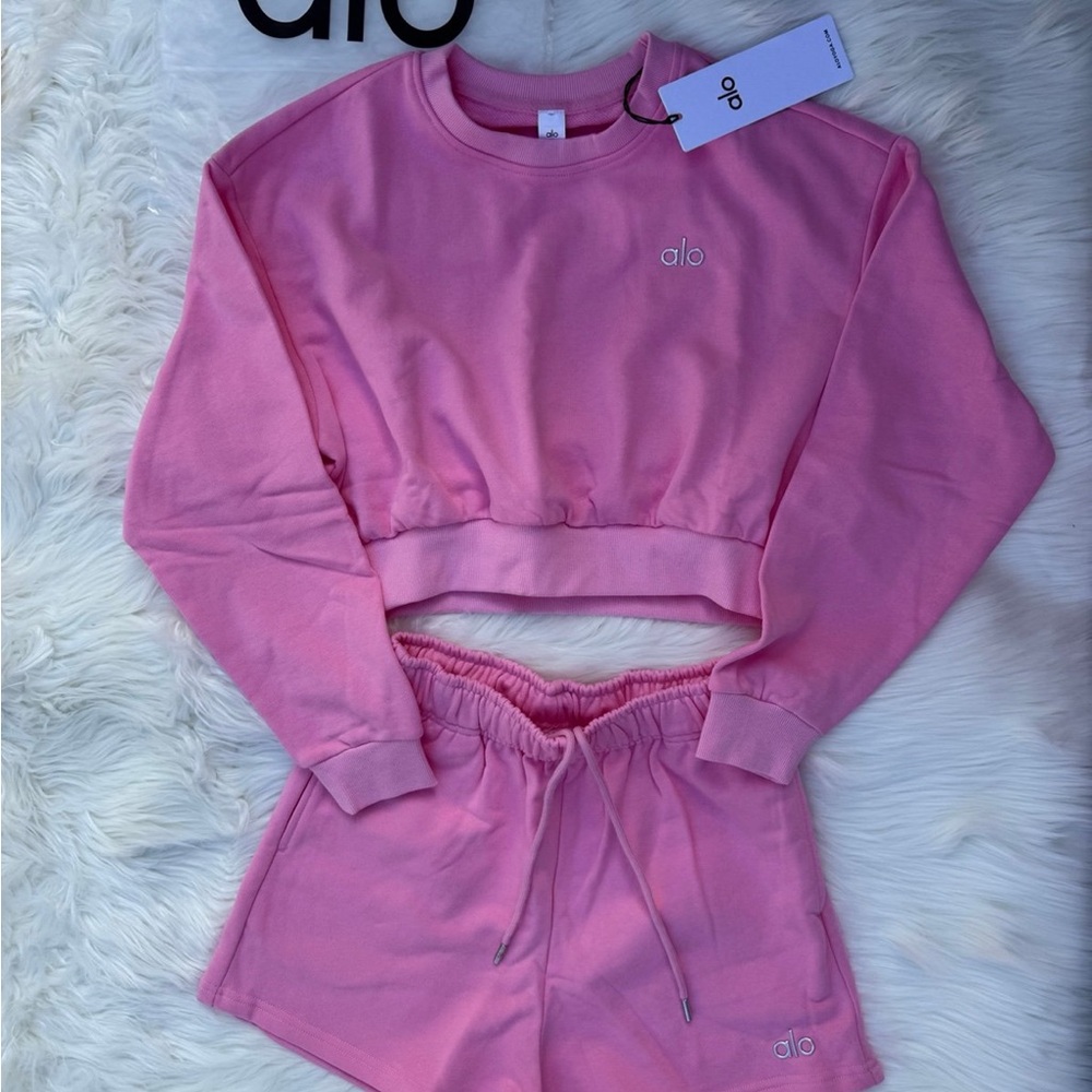NWT 🩷ALO Yoga Accolades sweatshirt and shorts Set - Picture 2 of 5